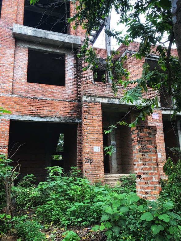 Biệt thự liền kề bỏ hoang ở khu đô thị mới Cầu Bươu (huyện Thanh Trì, Hà Nội) - Ảnh: Q. TH.