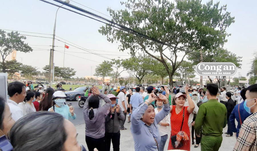 Hàng trăm khách hàng vui mừng trước kết quả phiên xử phúc thẩm của TAND Cấp cao tại Đà Nẵng vào ngày 8-5-2020 vừa qua.