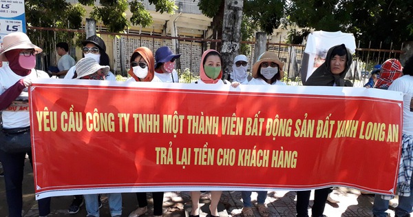 Hàng trăm nhà đầu tư mua đất nền 'dự án ma' lại tập trung trước trụ sở Công an tỉnh Long An - 1