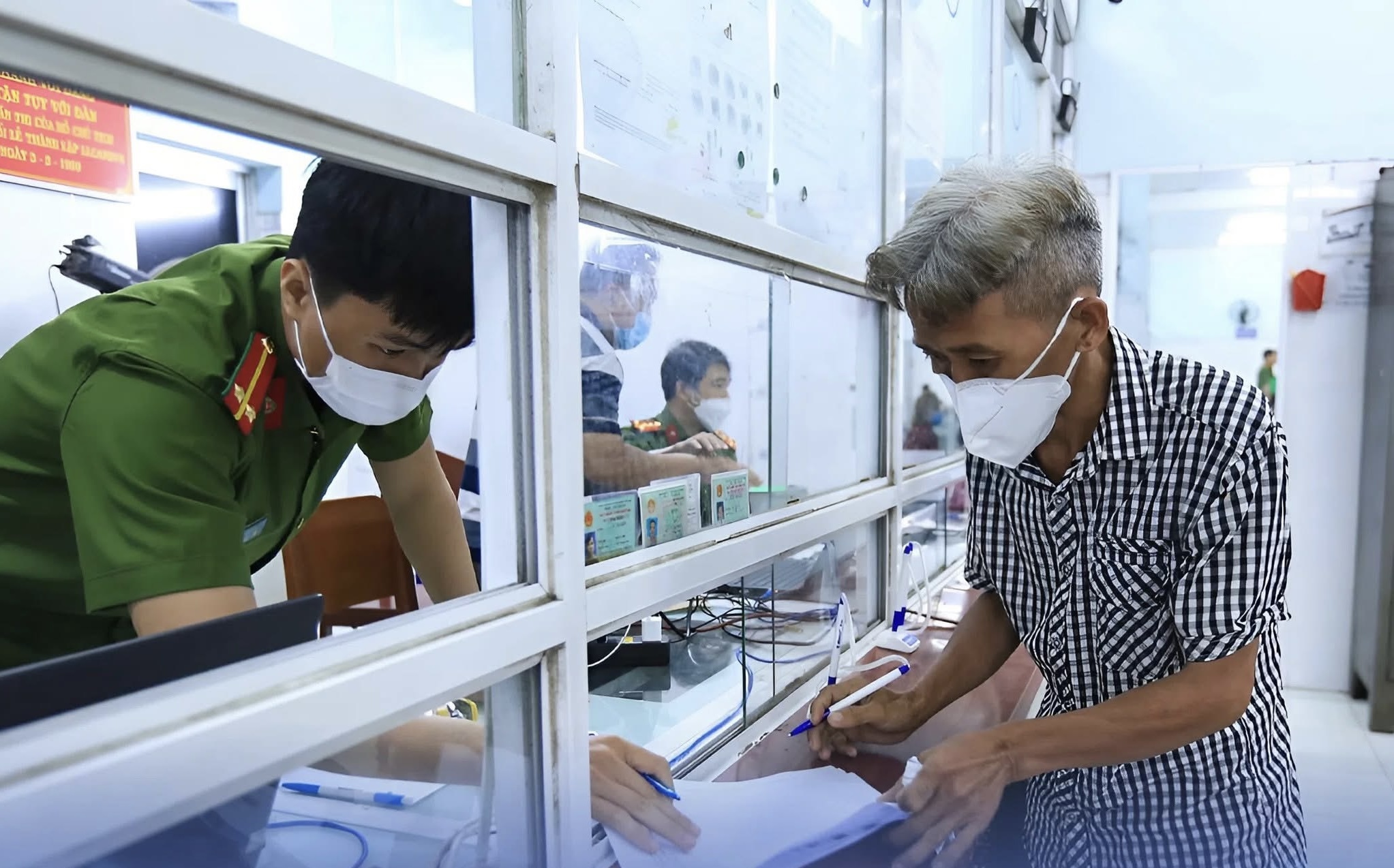 🔥 Làm tạm trú mà còn đòi photo sổ đỏ? Cũng dị lắm à nha - 1