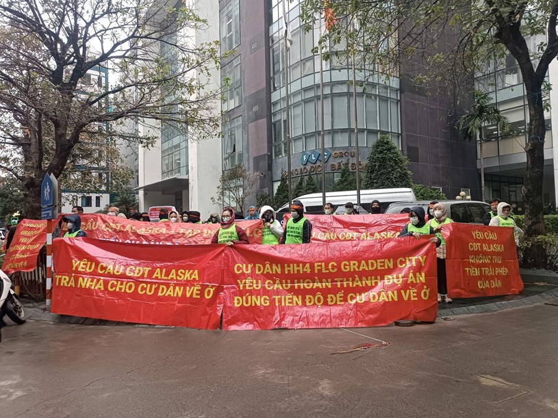 Bộ Xây dựng vào cuộc việc hàng trăm người dân đội mưa đòi nhà tại dự án FLC Đại Mỗ: Tiền thì đóng hết, nhà gần 3 năm không giao - 1