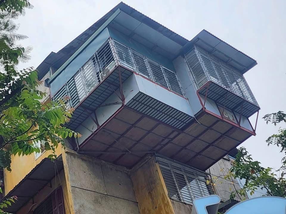 Căn nhà "tổ chim" treo lơ lửng tại khu tập thể cũ Hà Nội và bài toán cải tạo 1.600 chung cư cũ ngày càng cấp bách - 1