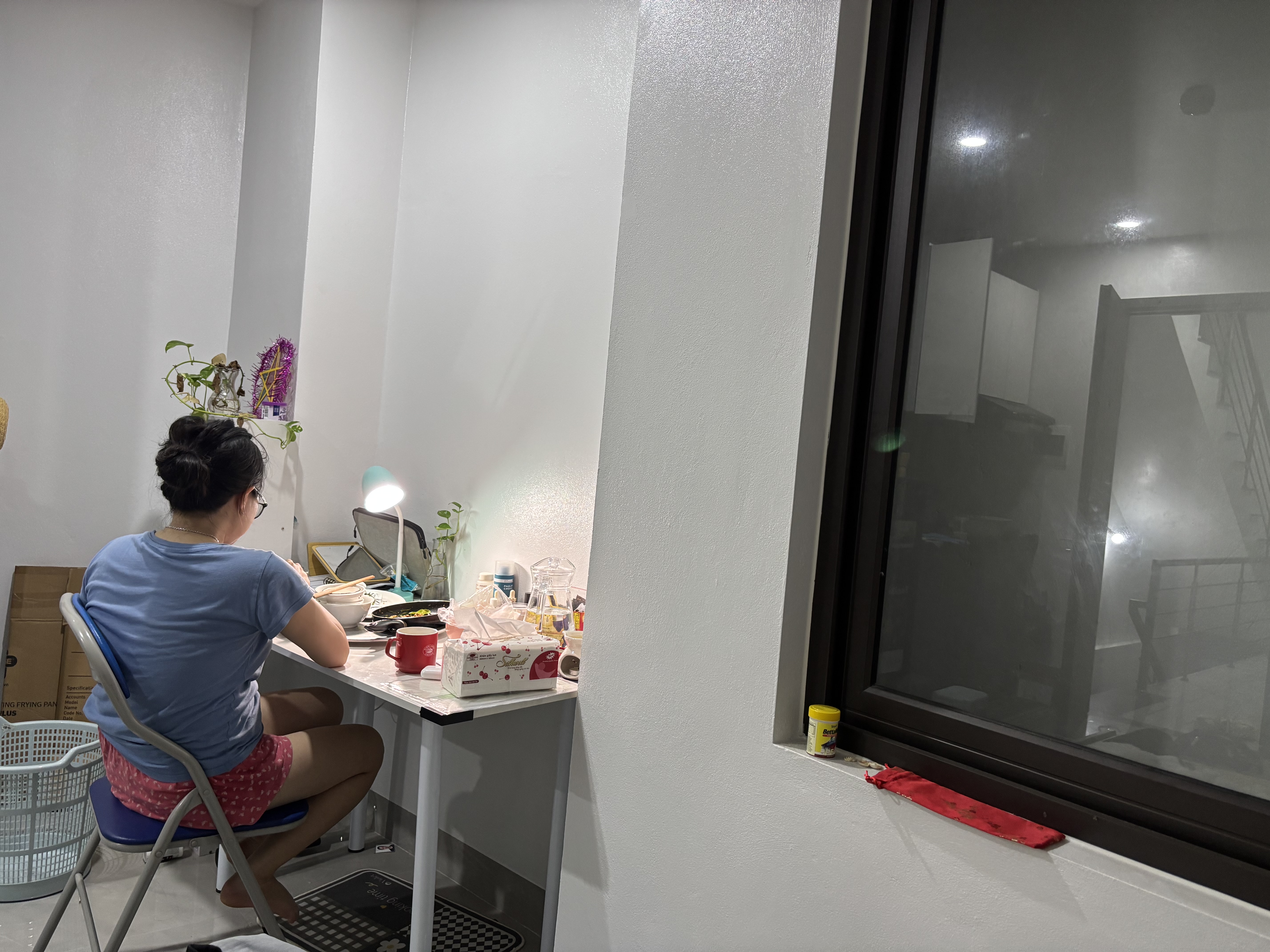 Nhà thì có thể mua sau, chứ tuổi trẻ mà đem đi trả góp hết rồi, sau này có tiền cũng chưa chắc mua lại được  - 1