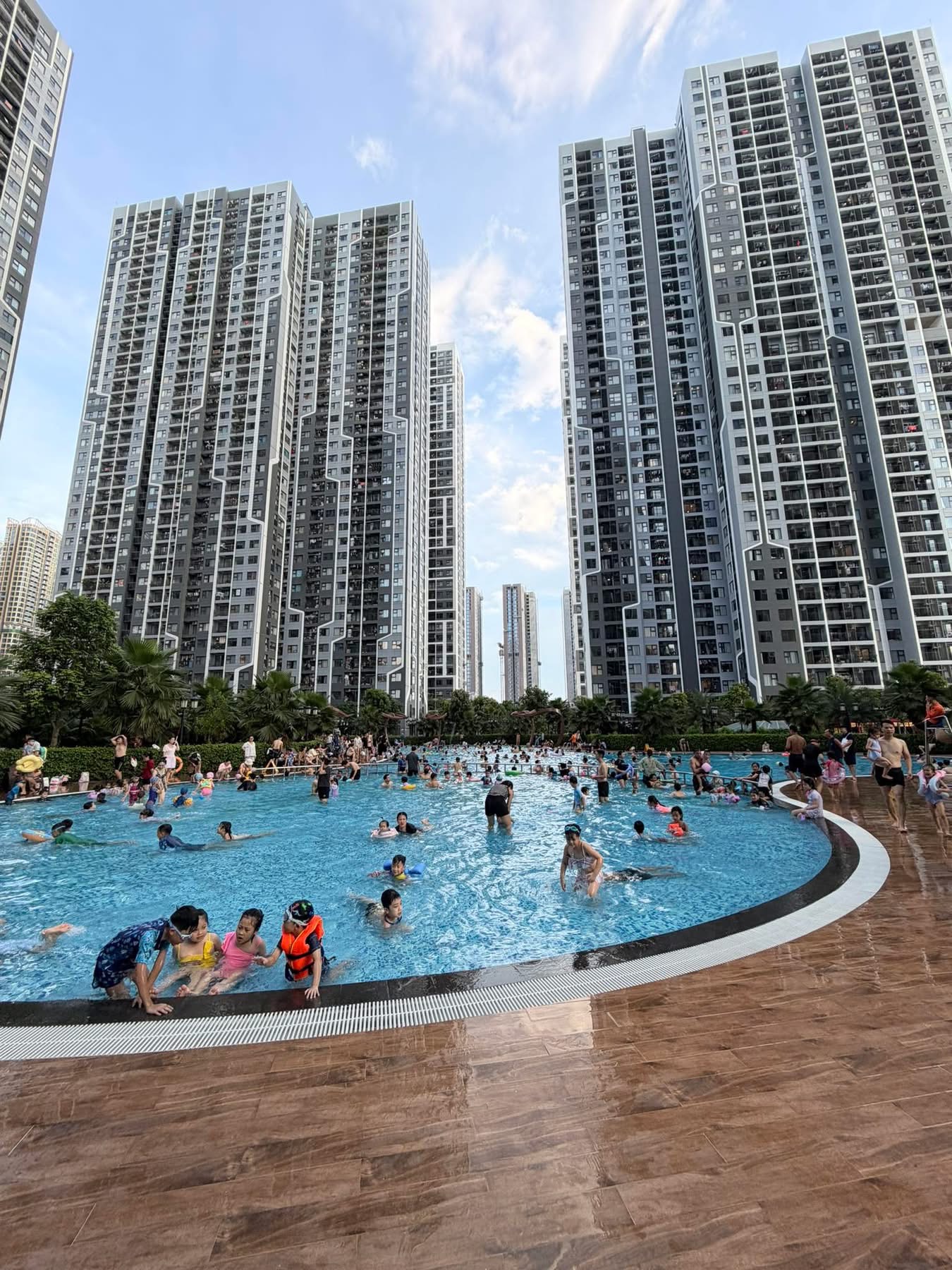 Nắng nóng 40 độ và tiện ích lớn nhất của khu đô thị: Xuống nhà là được bơi - 1