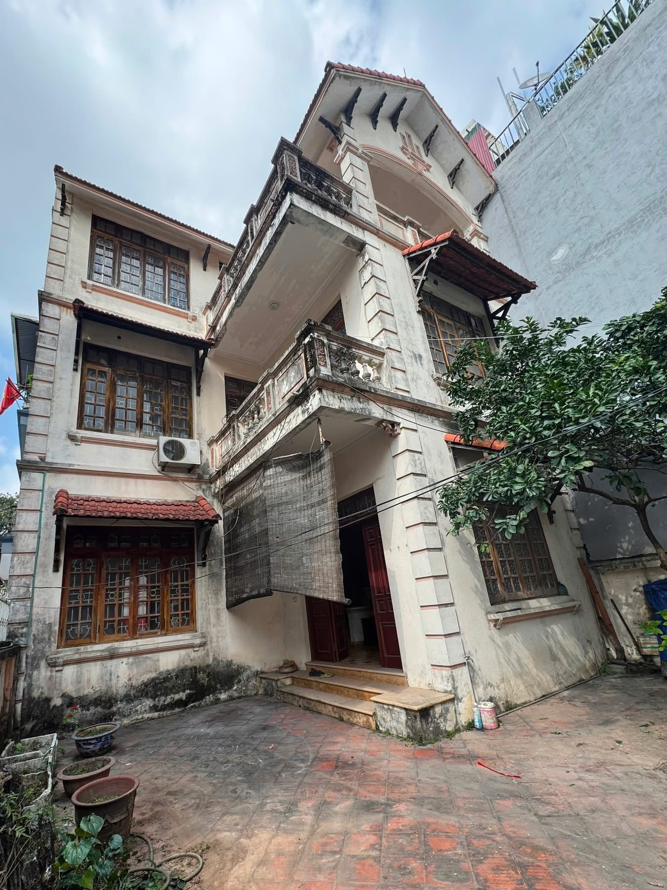 Sau hơn 50 năm sống cả nhà đất lẫn mấy cái chung cư, mình nhận ra điều quý giá nhất của nhà đất không phải là chuyện tăng giá, mà là cảm giác được làm chủ cuộc sống riêng của chính mình một cách toàn vẹn. - 1