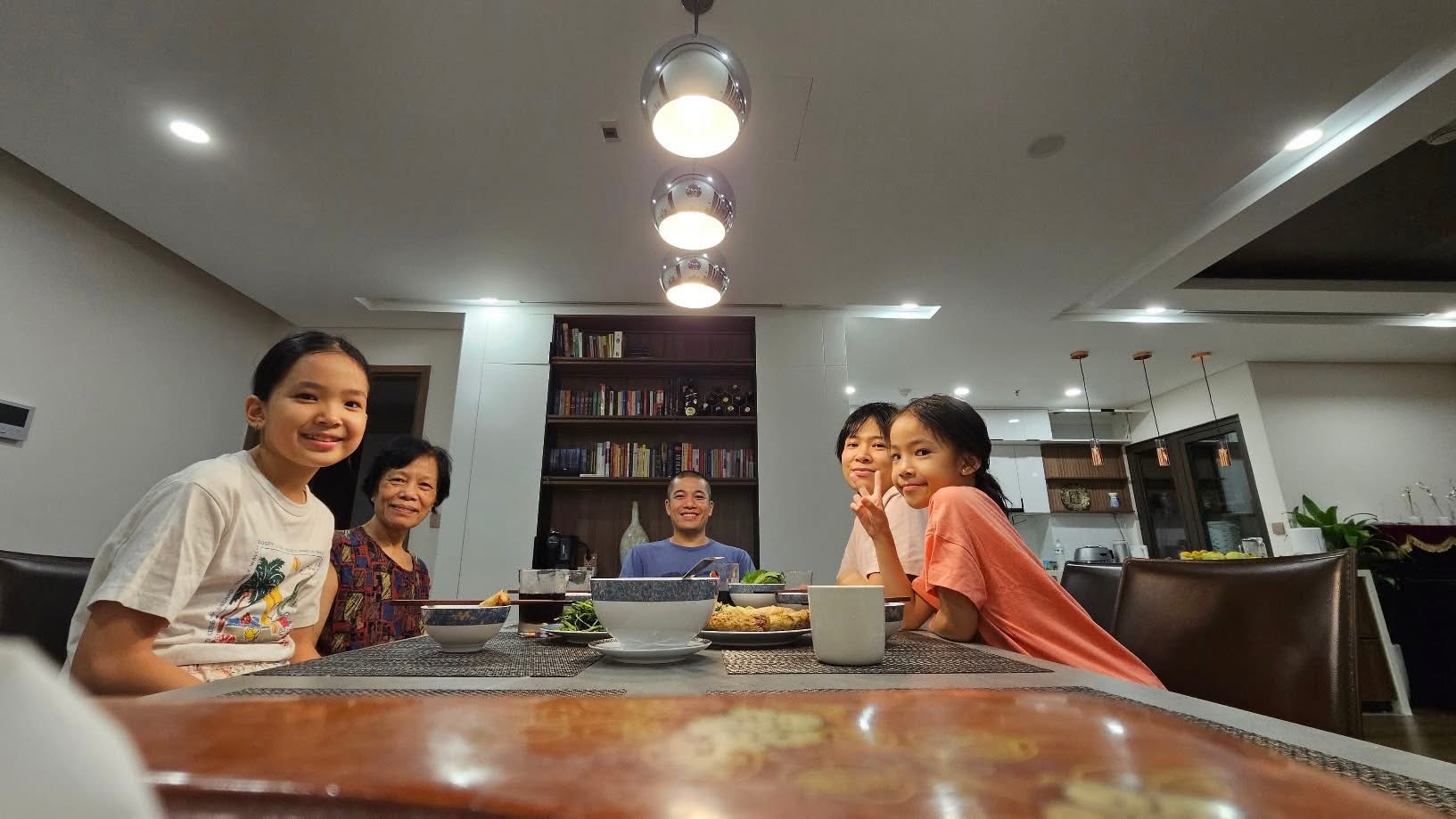 Vậy là đã 3 năm nhà mình chuyển từ nhà mặt đất lên chung cư, hôm nay xin chia sẻ cùng cả nhà hành trình gần 1 năm đi tìm ngôi nhà cho 3 thế hệ - 1