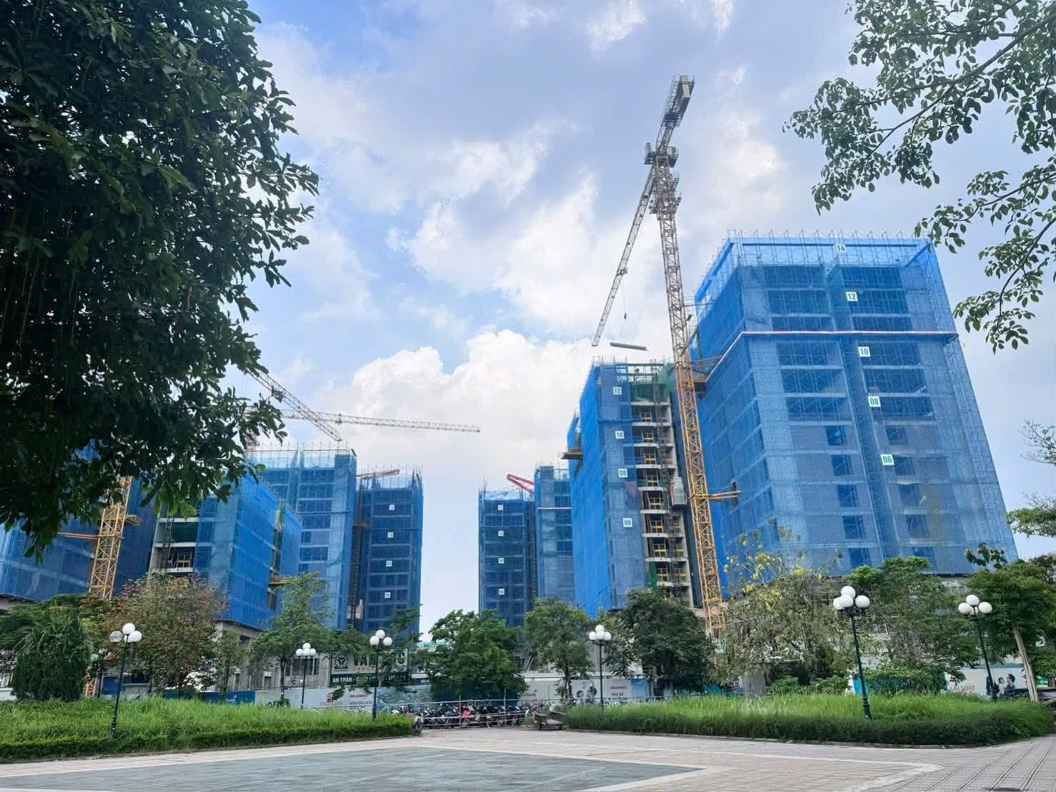 Giá chung cư 2026–2027: Nguồn cung tăng rầm rộ nhưng giá vẫn cứ là... chảnh choẹ  - 1