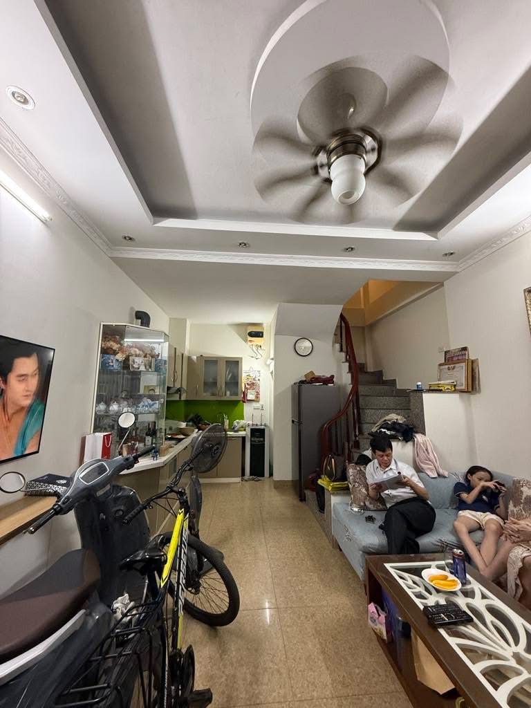 Một đêm ngủ dậy, căn hộ cũ bỗng đắt thêm vài trăm triệu: Cơn sốt giá ảo đang biến thị trường Hà Nội thành cuộc chơi của kẻ thổi giá - 1