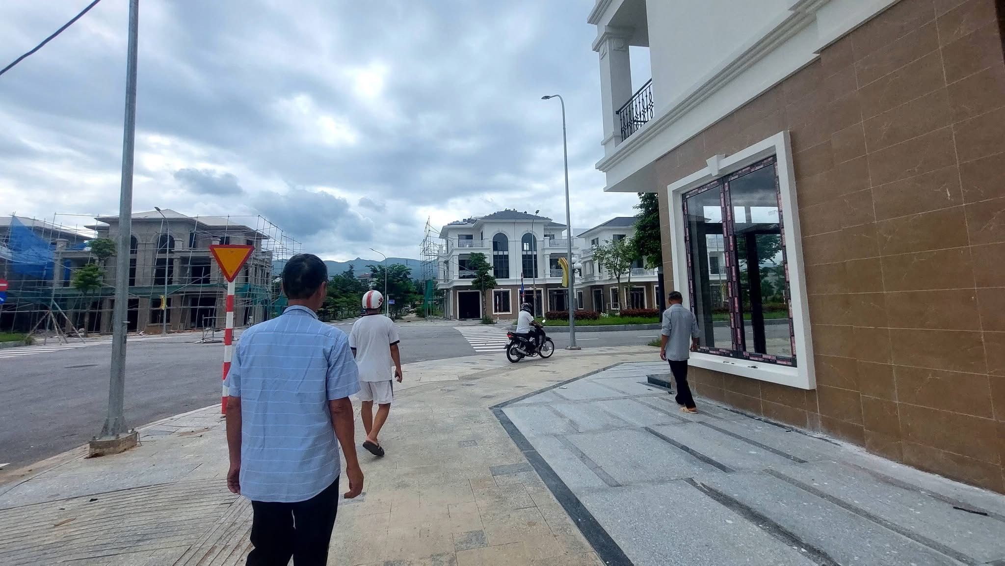Thị trường bất động sản hạ nhiệt - bản báo cáo thị trường quý II/2026 của Bộ Xây dựng vừa tung ra cho biết - 1