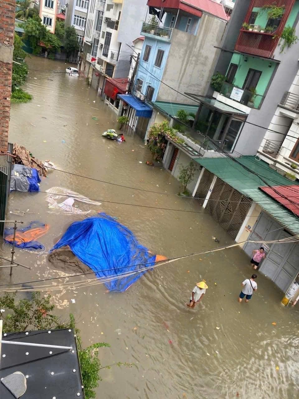 Mùa mưa, nhà mặt đất biến thành “hồ bơi bất đắc dĩ”, còn chung cư lại thành lựa chọn sáng suốt - 1