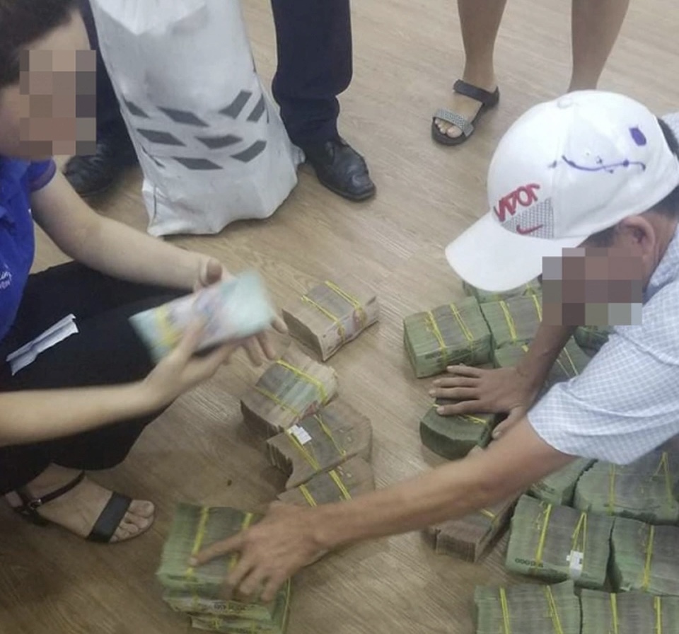 Các đại gia ngày xưa thích cảm giác vác cả bao tải tiền mặt, đếm mỏi tay để đi chốt đất cho "uy tín" thì giờ đây chính thức phải "quay xe" rồi nhé 🚗💨 - 1