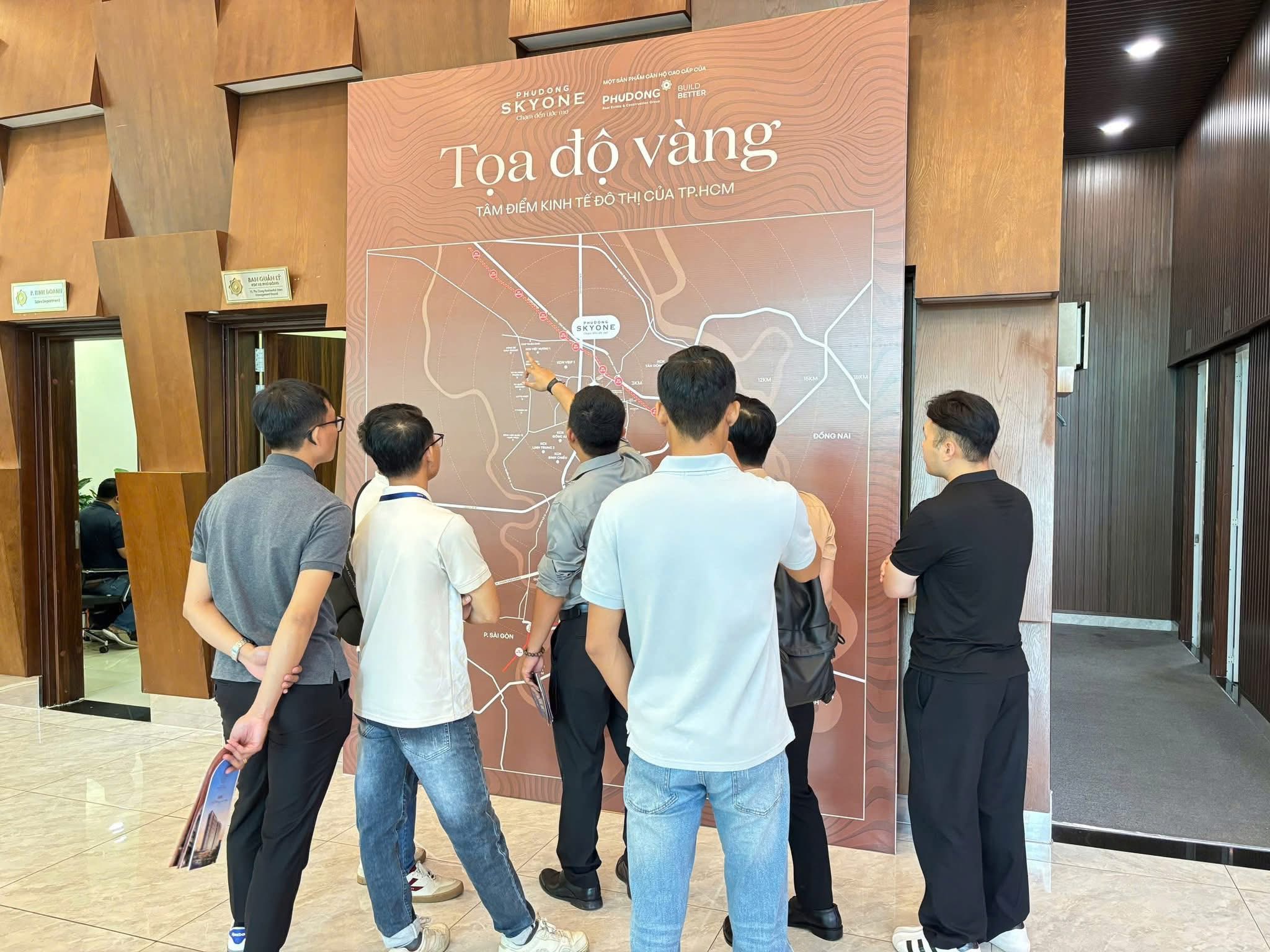 Người ở cân đo từng đồng, nhà đầu tư coi BĐS như vé số cao cấp - 1