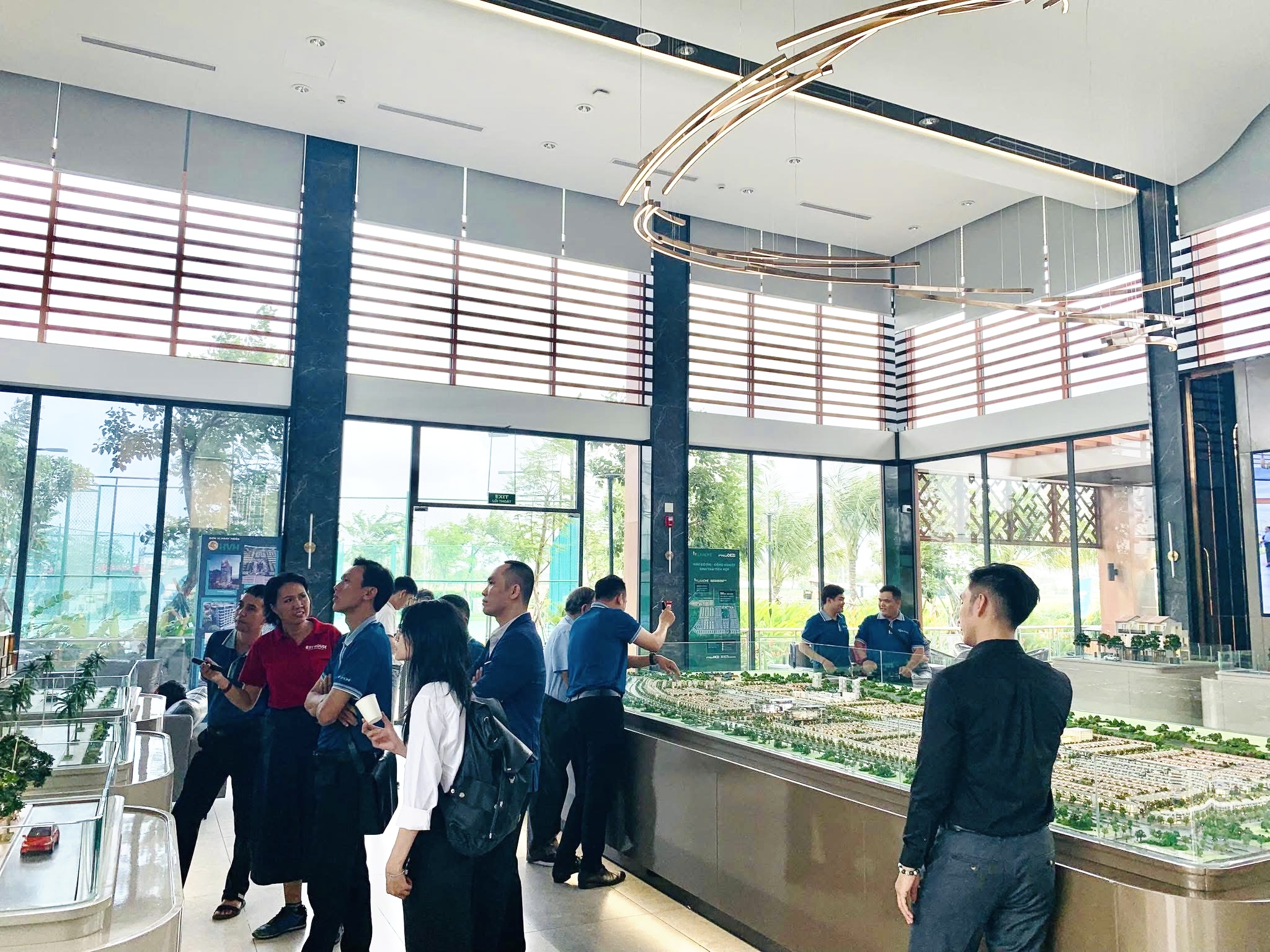 Thời điểm này các dự án BĐS ra hàng ồ ạt cùng nhiều ưu đãi hấp dẫn, nhưng quá nhiều hàng thì liệu thị trường có hấp thụ được hết không?  - 1