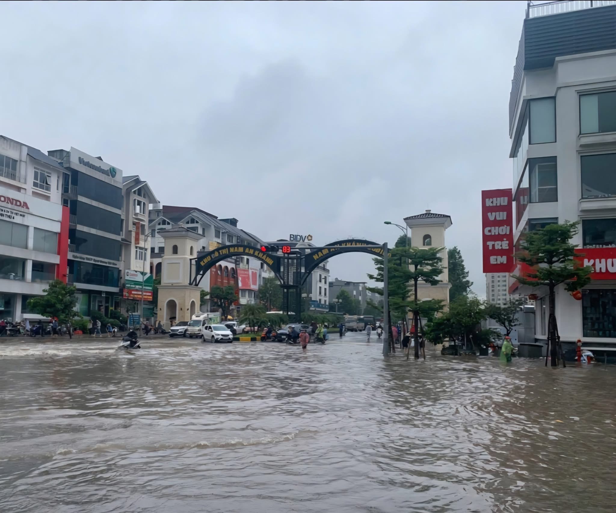 Sau cơn mưa, vì sao phố cổ khô ráo, còn khu đô thị mới lại biến thành sông? - 1