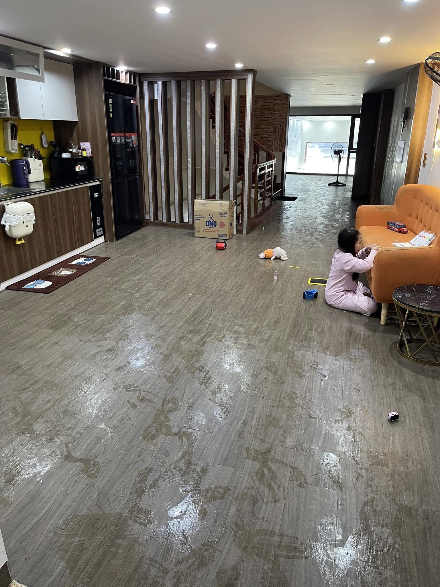 Trời nồm ẩm, sàn nhà trơn như bôi mỡ. Bước một bước là trượt một quãng đời 🥹 - 1