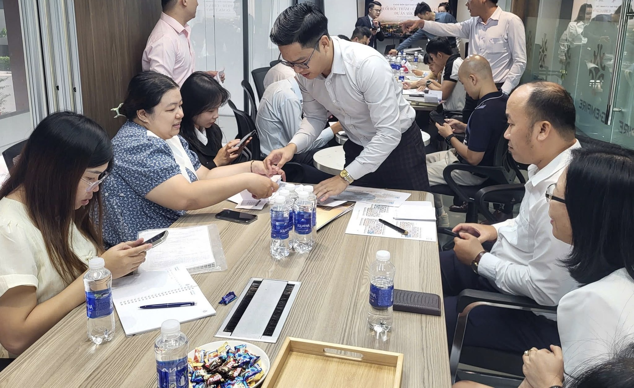 Thời điểm này mua nhà bằng vốn vay giống như nuôi cá cảnh cao cấp: lúc đầu đẹp lắm, nhưng một thời gian sau nhìn hóa đơn mà muốn thả luôn cả bể - 1