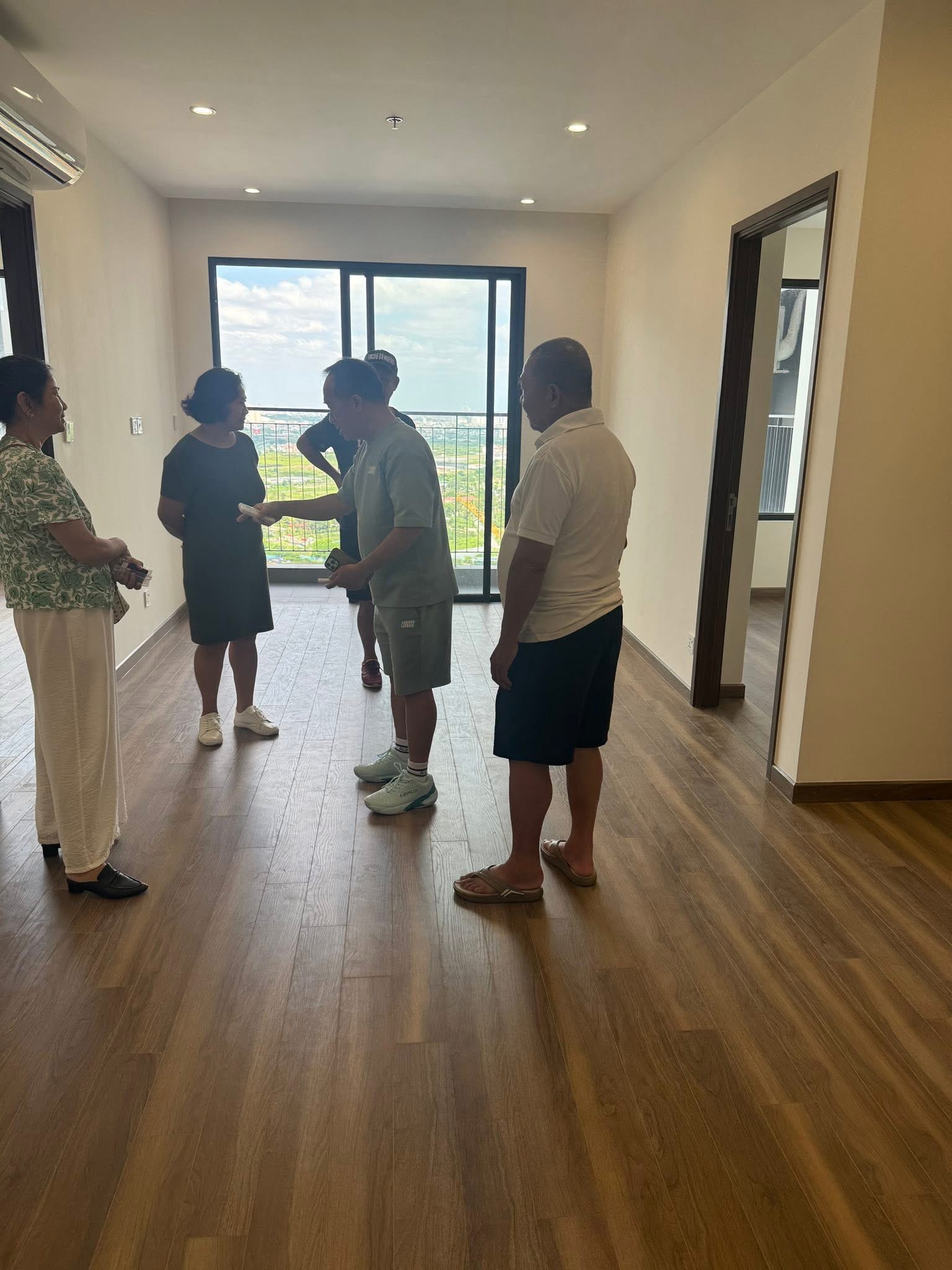 Dạo gần đây tôi nhận được rất nhiều câu hỏi: vì sao chung cư tăng giá ghê gớm vậy trong năm 2024, có nên giữ dài hạn không, và liệu chung cư có phù hợp để đầu tư hay không? - 1