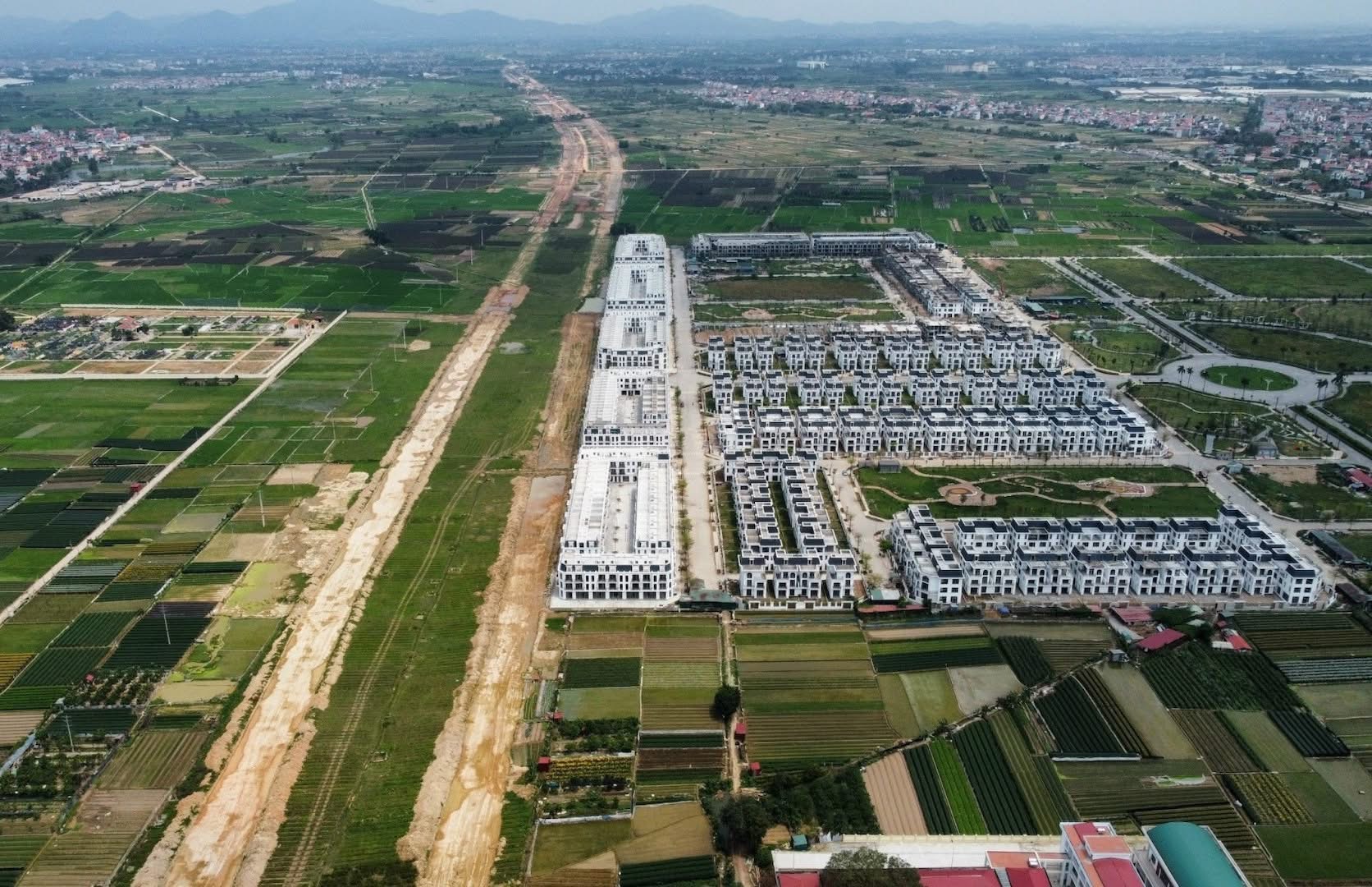 Giá đất chưa từng “cao bằng trời” như bây giờ, và thu nhập người dân thì vẫn nằm dưới mặt đất - 1