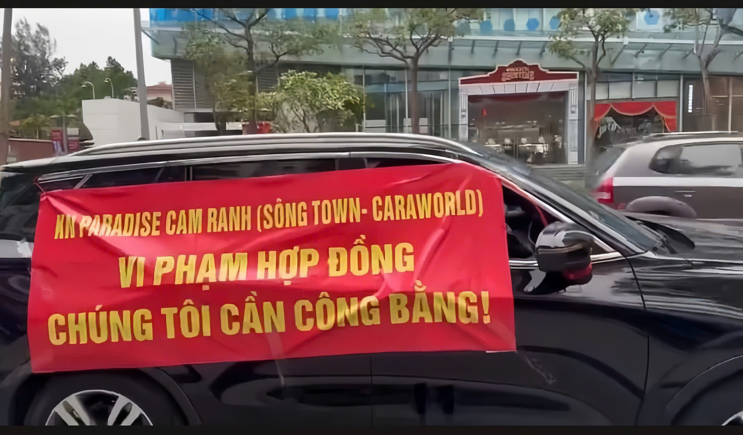 Banner KN Paradise Cam Ranh đỏ rực rỡ ngạo nghễ trên xe của nhà đầu tư tại Hà Nội - 1