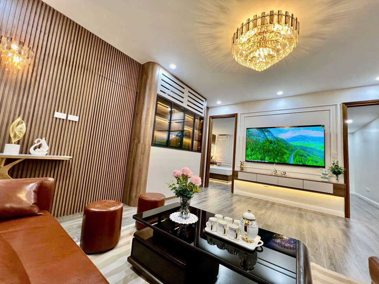 Cần bán căn hộ 98m2 chung cư Sapphire Palace số 4 Phố Chính Kinh, Thanh Xuân Hà Nội - Diện tích tim tường 98m2 thôn thủy 88m2 thiết kế 03 phòng ngủ, 02 vệ sinh, phòng khách, bếp, ban công Đông Nam, cửa chính Tây Bắc, nhà full nội thất, sổ đỏ chính chủ - 1