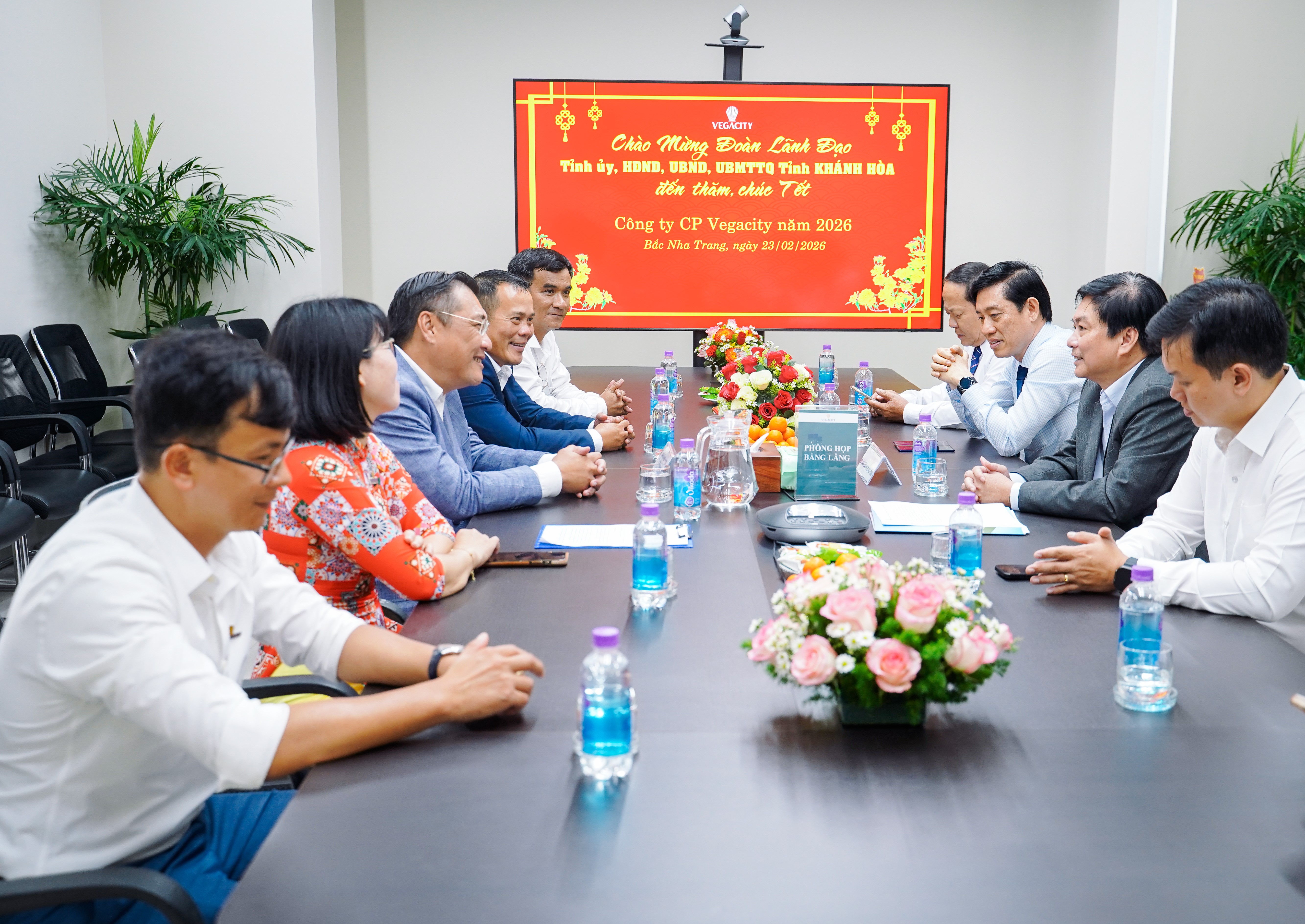 &Ocirc;ng Nguyễn Thế Vinh (Ch&iacute;nh giữa, h&agrave;ng tr&aacute;i) chia sẻ c&aacute;c định hướng chiến lược trong năm mới c&ugrave;ng Ban l&atilde;nh đạo tỉnh, khẳng định Nha Trang, Kh&aacute;nh H&ograve;a l&agrave; địa b&agrave;n đầu tư chiến lược, l&acirc;u d&agrave;i của của doanh nghiệp.