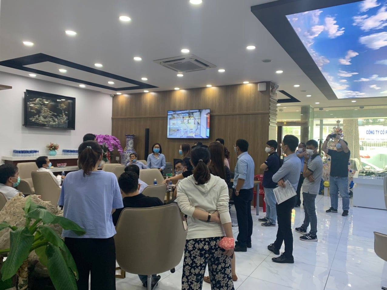 Một số cư d&acirc;n đ&atilde; đến Văn ph&ograve;ng l&agrave;m việc tại số 6A Sư Thiện Chiếu để gặp đại diện ph&aacute;p luật của C&ocirc;ng ty Cổ Phần Đầu Tư Phương Việt để l&agrave;m r&otilde; vấn đề đơn phương tăng diện t&iacute;ch v&agrave; y&ecirc;u cầu đ&oacute;ng tiền tăng diện t&iacute;ch.