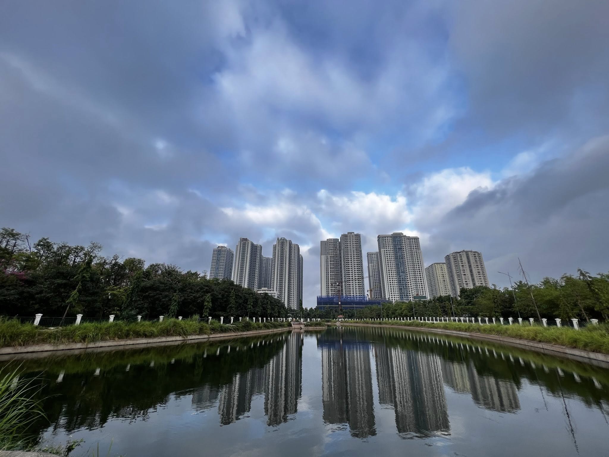 Tôi viết cái này không phải kiểu chuyên gia bất động sản, mà là người đã từng đi qua cả nhà đất, chung cư tái định cư, rồi đứng giữa ngã ba “có tiền thì sống kiểu gì”. - 1