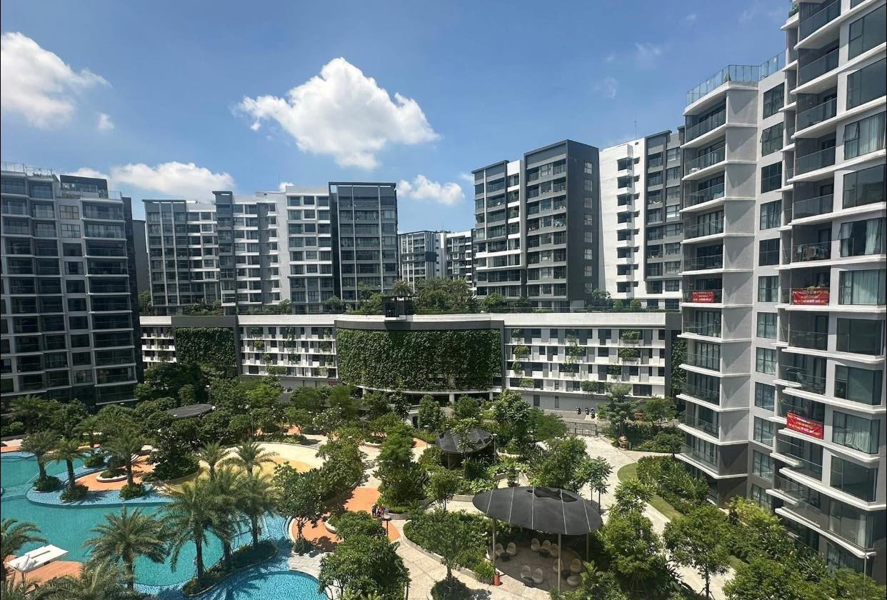 📌 Cư dân Celadon City căng băng rôn phản đối phí quản lý 27.500 đồng/m², nói dịch vụ không tương xứng - 1