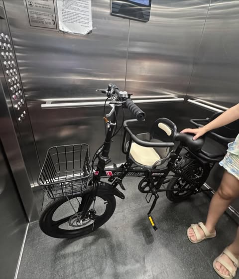 Chuyện cái thang máy giờ cao điểm ở chung cư đúng là cái "đặc sản" thử thách sức bền tâm lý của cư dân mỗi ngày. - 1