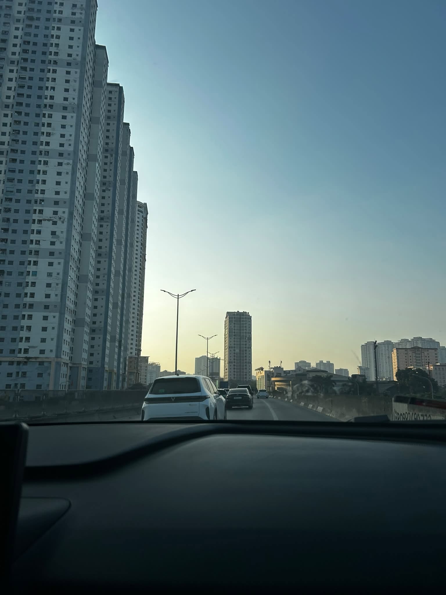 Đêm nằm vắt tay lên trán ở xứ người và giấc mơ chung cư Sài Gòn  - 1