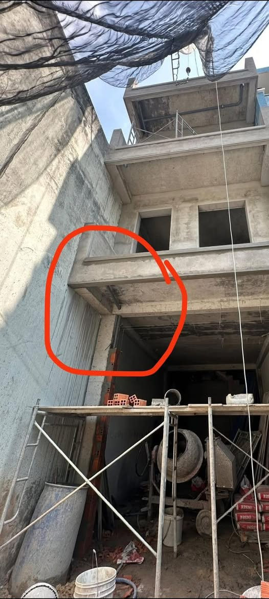 Đi qua xem nhà, nhìn cái dầm mà đứng hình mất 5 giây 😩  - 1
