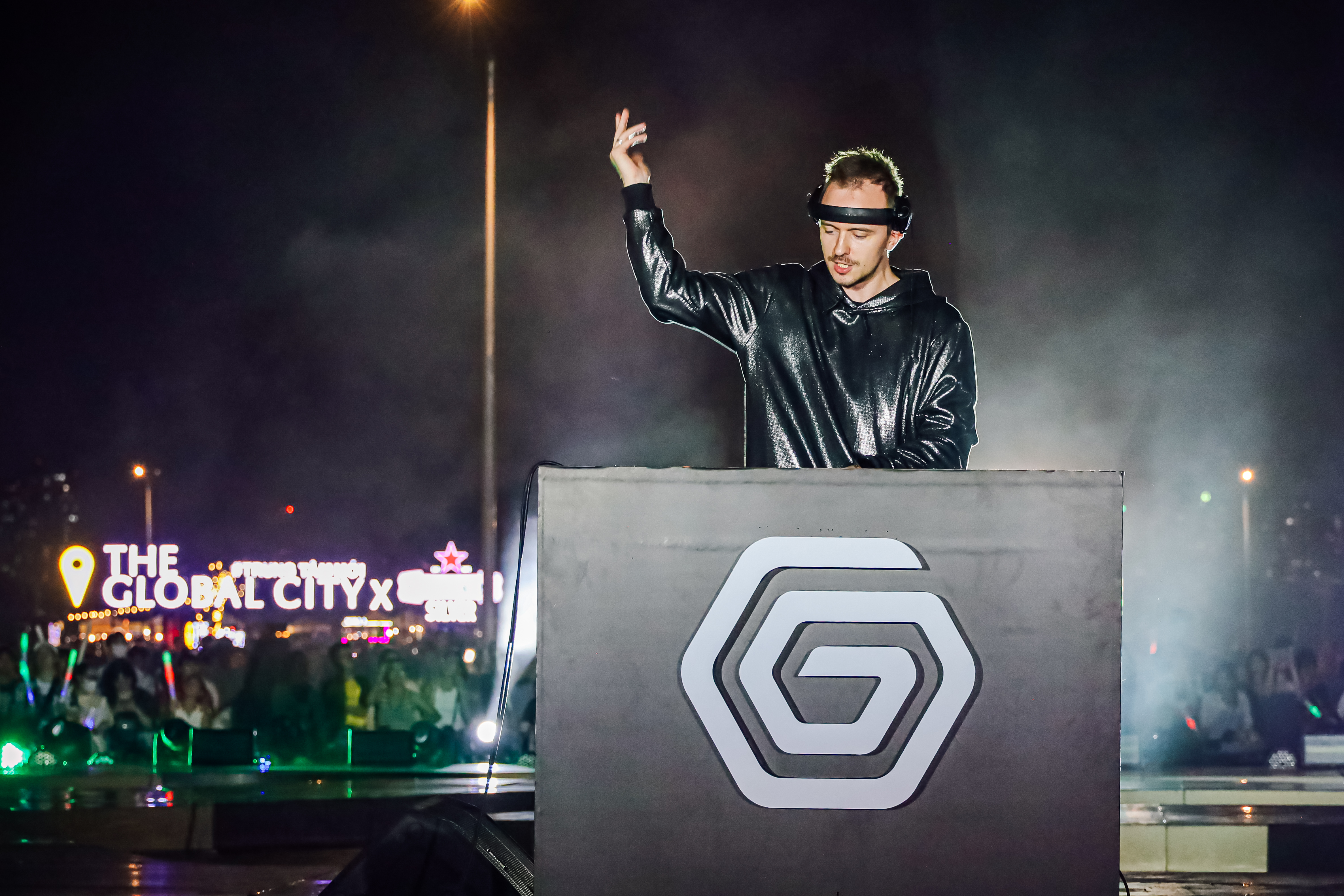 Sự xuất hiện của DJ Tungevaag đ&atilde; l&agrave;m khuấy đảo s&acirc;n khấu &nbsp;