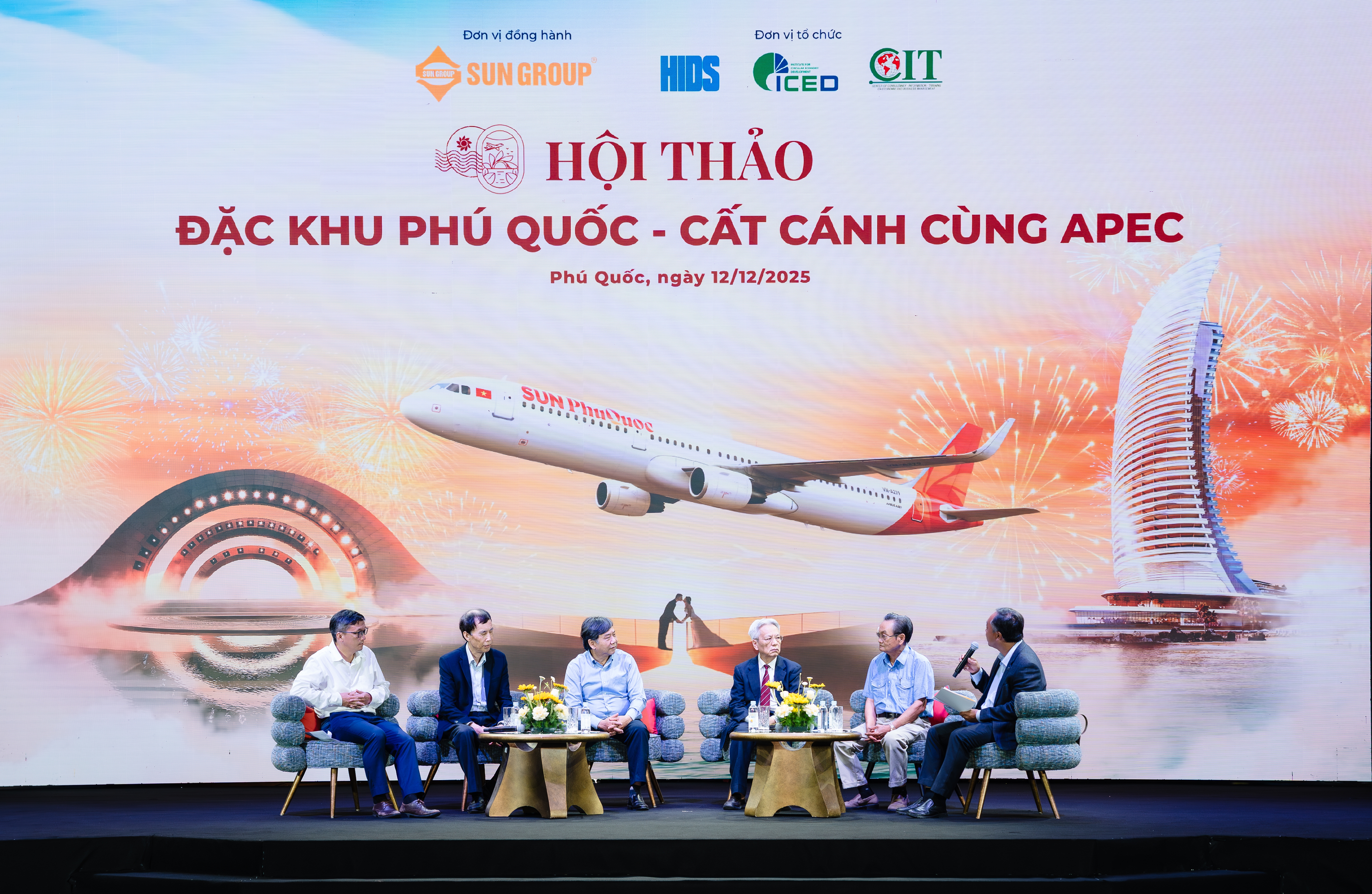 C&aacute;c chuy&ecirc;n gia h&agrave;ng đầu c&ugrave;ng b&agrave;n luận tại hội thảo &ldquo;Đặc khu Ph&uacute; Quốc &ndash; Cất c&aacute;nh c&ugrave;ng APEC&rdquo;.
