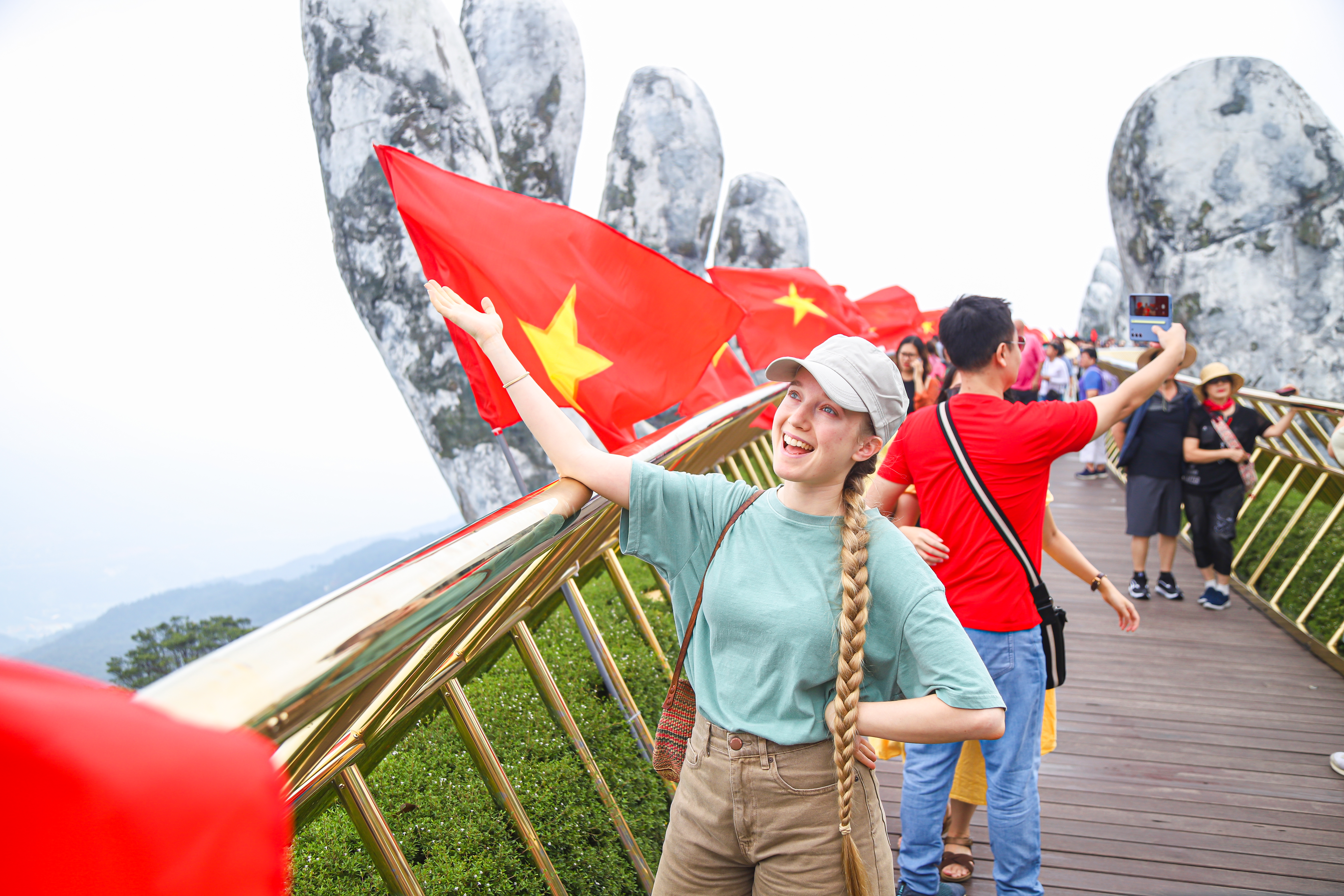 Khung cảnh đỉnh n&uacute;i Ch&uacute;a rực rỡ trong sắc cờ đỏ sao v&agrave;ng &nbsp;