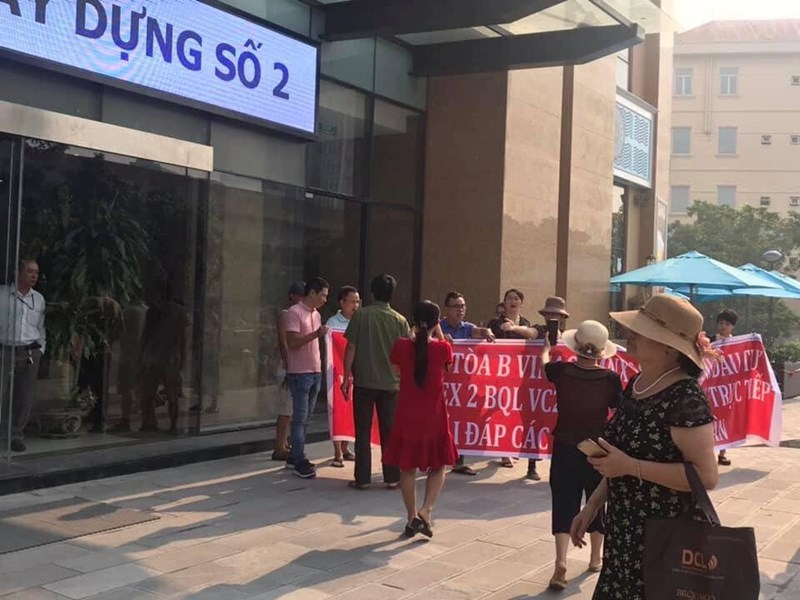 Cư dân chung cư VC2 Golden Heart căng băng rôn đòi quyền lợi - Ảnh 1