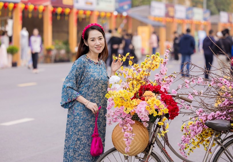 Đến với Hội chợ Xu&acirc;n 2024, du kh&aacute;ch kh&ocirc;ng chỉ được "ăn ngon, mặc đẹp" m&agrave; c&ograve;n được thỏa th&iacute;ch tham gia c&aacute;c hoạt động trải nghiệm mang đậm bản sắc Việt.