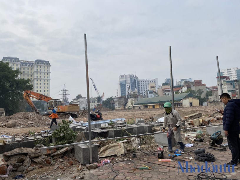 Lô đất rộng mênh mông ngay trung tâm Hà Nội của In Tiến Bộ (thời điểm công nhân vừa phá dỡ hàng rào cũ để quây tôn phục vụ thi công)