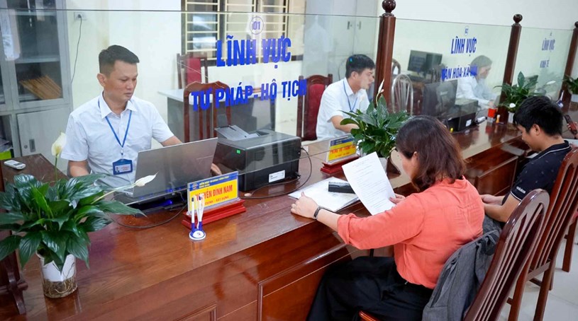 💥 TỚI UBND XÃ LÀM SỔ ĐỎ, CÁN BỘ CHO BIẾT PHẢI CHỜ RÀ SOÁT PHẦN ĐẤT CÔNG  - Ảnh 1