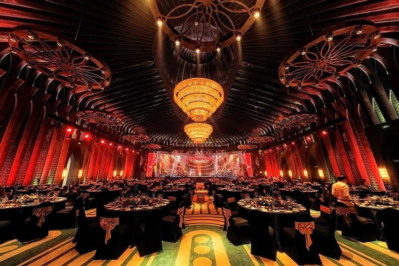 Siêu Ballroom được thiết kế cầu kỳ và trang bị hệ thống âm thanh, ánh sáng hiện đại.  