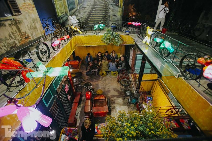 Một quán cà phê độc đáo trong ngõ trên phố Hàng Tre (Hà Nội) đang thu hút người dân Thủ đô lẫn du khách nước ngoài không chỉ bởi thiết kế độc đáo từ những đồ tưởng như bỏ đi mà còn mang lại thông điệp ý nghĩa về bảo vệ môi trường.