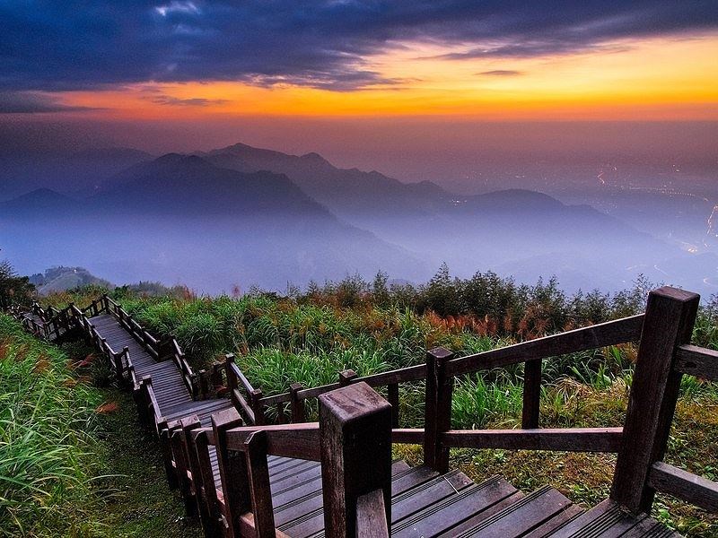 11. Alishan Siding Yunhai, Gia Nghĩa, Đài Loan. Mặc dù khung cảnh của sườn núi Alishan Siding Yunhai đã là một kỳ quan thực sự ngoạn mục nhưng nếu bạn dạo bước trên các bậc thang bằng gỗ này trong ánh bình minh hay hoàng hôn, thì chuyến đi sẽ trở nên khó quên hơn bao giờ hết.