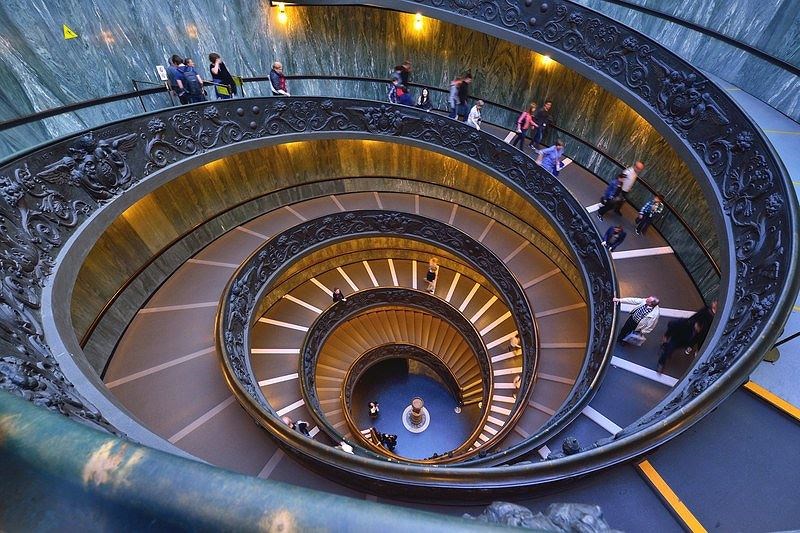 3. Bảo tàng Vatican, Rome, nước Ý. Cầu thang xoắn ốc cổ của bảo tàng Vatican là một trong những phần đẹp và đặc trưng nhất của không gian. Cầu thang này được biết đến với cái tên Bramante và xây dựng lần đầu năm 1505, phiên bản mới trong hình được hoàn thành năm 1932.