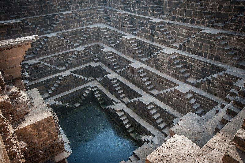 6. Chand Baori, Ấn Độ. Chand Baori được xây dựng từ năm 800 – 900 sau Công nguyên, đây là một trong những địa danh lâu đời và hấp dẫn nhất ở phía Tây Bắc Ấn Độ. Cấu trúc thang bao hình phễu có tổng cộng 3.500 bước dài khoảng 100 feet chụm xuống phía dưới.