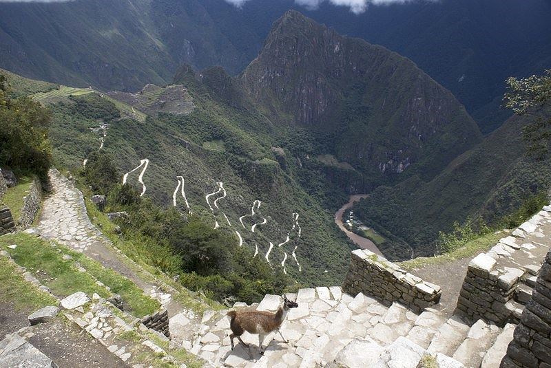9. Machu Picchu, Peru. Cao hơn khoảng 8.000 feet so với mực nước biển, Machu Picchu là tàn tích của nền văn minh cổ đại Incan và ngày nay kiến trúc này trở thành một trong bảy kỳ quan lớn của thế giới.