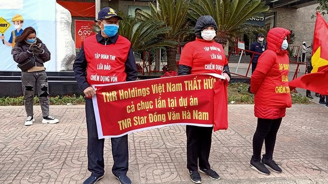 Người mua đất ở dự &aacute;n TNR Star Đồng Văn nhiều lần căng băng r&ocirc;n đ&ograve;i quyền lợi trước trụ sở tập đo&agrave;n TNG ở đường Nguyễn Ch&iacute; Thanh, H&agrave; Nội. Ảnh: CTV.