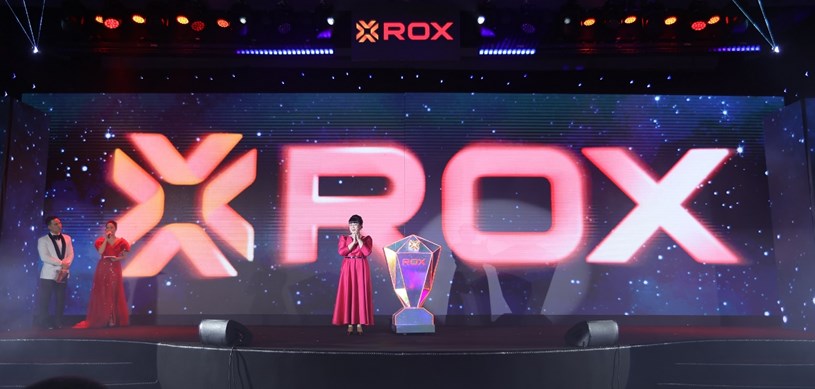Chủ tịch HĐQT Nguyễn Thị Nguyệt Hường v&agrave; thời khắc ch&iacute;nh thức c&ocirc;ng bố chuyển đổi sang thương hiệu ROX Group.