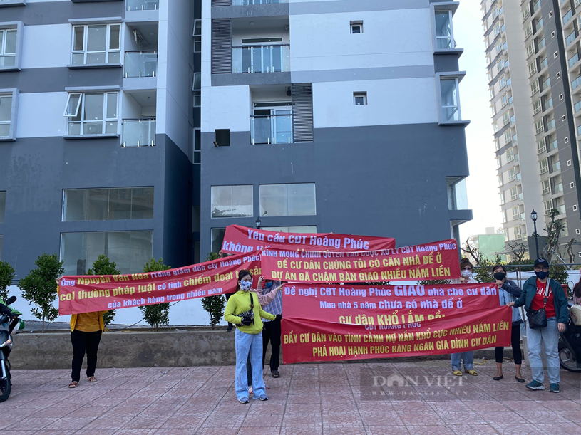 Hàng chục người d&acirc;n mua căn h&ocirc;̣ ở chung cư Western Capital (phường 10, qu&acirc;̣n 6, TP.HCM) cho rằng 3 năm qua, họ kh&ocirc;ng được chủ đ&acirc;̀u tư bàn giao nhà, sáng nay (4/2) đứng trước khu chung cư đ&ecirc;̉ đòi nhà vì ti&ecirc;́n đ&ocirc;̣ quá ch&acirc;̣m. Ảnh: Chinh Hoàng