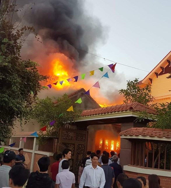 Vụ cháy xảy ra tại một nhà người dân ở xã Diễn Yên, huyện Diễn Châu, Nghệ An - Ảnh: H.QUÂN