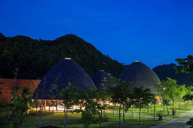 Lấy cảm hứng từ những ngọn núi cao vút ở Sơn La, các nhà thiết kế đã tạo nên năm cấu trúc mái vòm với độ cao khác nhau, tạo nên một không gian vừa thoáng đãng vừa hoà hợp với thiên nhiên nơi đây.