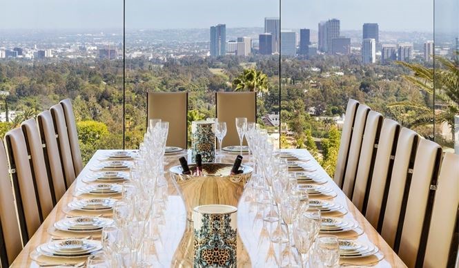 Phòng ăn với thiết kế hào nhoáng và tầm nhìn tới Thái Bình Dương, núi non và cả đường chân trời của Los Angeles.
